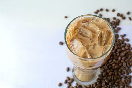 Kawa po hiszpańsku na zimno: Odkryj orzeźwiające napoje kawowe na gorące lato