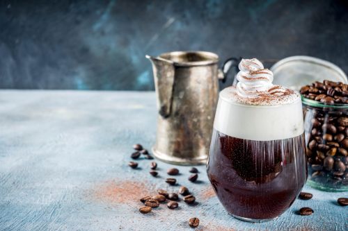 Jak przygotować kawę w stylu irlandzkim z dodatkiem whiskey?